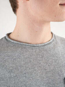 V2 Maglione leggero con taschino a contrasto e pochette MALGBL Grigio2