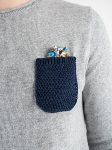 V2 Maglione leggero con taschino a contrasto e pochette MALGBL Grigio3