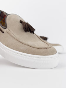V2 Mocassino barca in camoscio beige con nappine marroni SANTORINI4