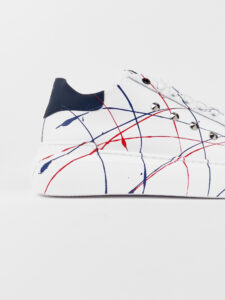 V2 Sneakers con inserto blu, schizzi di colore e borchie esterne BIANCA1