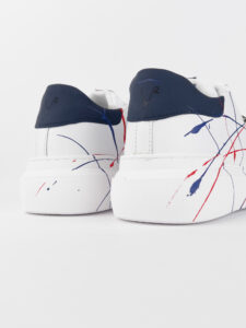 V2 Sneakers con inserto blu, schizzi di colore e borchie esterne BIANCA2