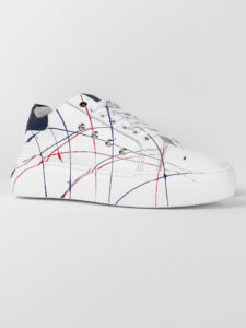 V2 Sneakers con inserto blu, schizzi di colore e borchie esterne BIANCA3