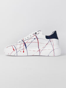 V2 Sneakers con inserto blu, schizzi di colore e borchie esterne BIANCA4