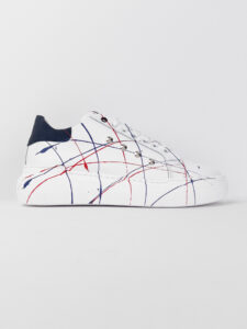V2 Sneakers con inserto blu, schizzi di colore e borchie esterne BIANCA5