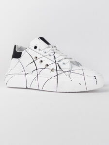 V2 Sneakers con inserto nero, schizzi di colore e borchie esterne BIANCA221
