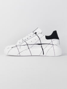 V2 Sneakers con inserto nero, schizzi di colore e borchie esterne BIANCA222