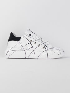 V2 Sneakers con inserto nero, schizzi di colore e borchie esterne BIANCA223