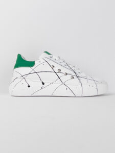 V2 Sneakers con inserto verde, schizzi di colore e borchie esterne BIANCA1