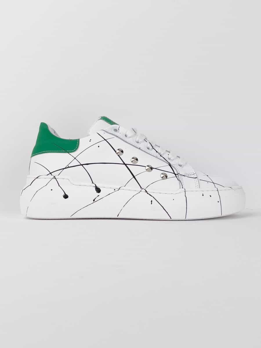 V2 Sneakers con inserto verde, schizzi di colore e borchie esterne BIANCA