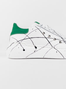 V2 Sneakers con inserto verde, schizzi di colore e borchie esterne BIANCA2
