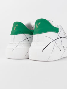 V2 Sneakers con inserto verde, schizzi di colore e borchie esterne BIANCA3