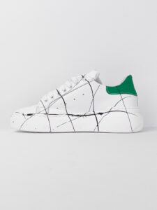 V2 Sneakers con inserto verde, schizzi di colore e borchie esterne BIANCA5
