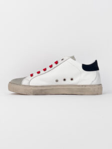 V2 Sneakers in pelle bianca con V a contrasto, tallone in camoscio blu e linguetta grigia1