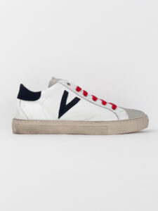 V2 Sneakers in pelle bianca con V a contrasto, tallone in camoscio blu e linguetta grigia2