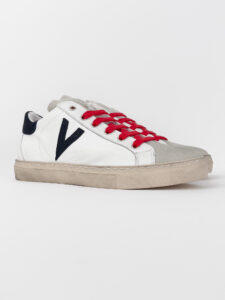 V2 Sneakers in pelle bianca con V a contrasto, tallone in camoscio blu e linguetta grigia3