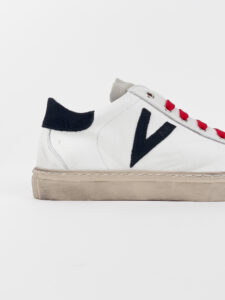 V2 Sneakers in pelle bianca con V a contrasto, tallone in camoscio blu e linguetta grigia4