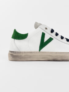 V2 Sneakers in pelle bianca con V a contrasto, tallone in camoscio verde e linguetta grigia1