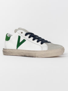 V2 Sneakers in pelle bianca con V a contrasto, tallone in camoscio verde e linguetta grigia2