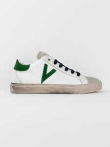 V2 Sneakers in pelle bianca con V a contrasto, tallone in camoscio verde e linguetta grigia3