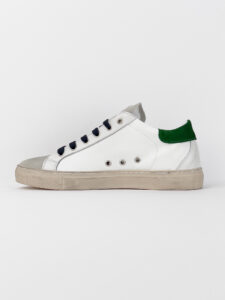 V2 Sneakers in pelle bianca con V a contrasto, tallone in camoscio verde e linguetta grigia4