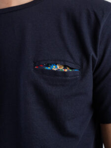 V2 T-shirt basica con taschino interno floreale Blu (3)