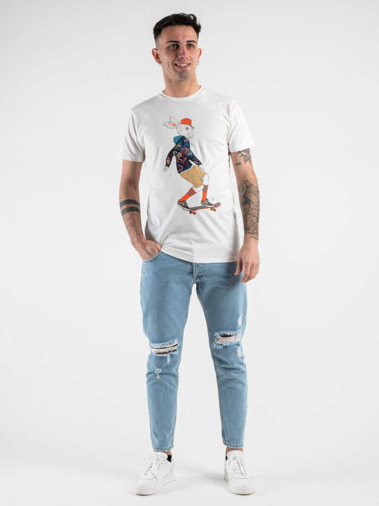 V2 T shirt in cotone con stampa coniglio skateboard Bianca 2 V2 V2 T-shirt in cotone con stampa coniglio skateboard Bianca