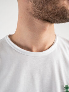 V2 T-shirt in cotone con taschino a quadretti colorati Bianca (1)