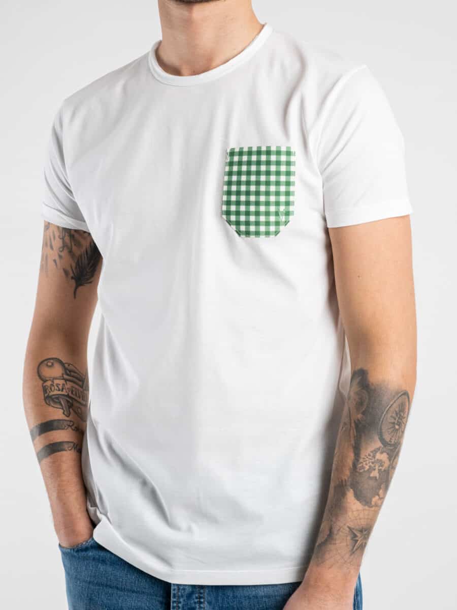 V2 T-shirt in cotone con taschino a quadretti colorati Bianca