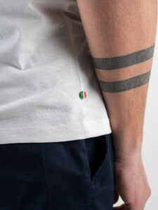V2 T-shirt in cotone con taschino blu fiorato Bianca (1)