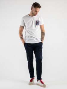 V2 T-shirt in cotone con taschino blu fiorato Bianca (2)