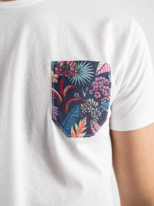 V2 T-shirt in cotone con taschino blu fiorato Bianca (4)