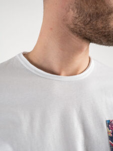 V2 T-shirt in cotone con taschino blu fiorato Bianca (5)