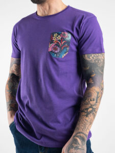 V2 T-shirt in cotone con taschino blu fiorato Viola1