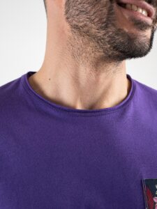 V2 T-shirt in cotone con taschino blu fiorato Viola4