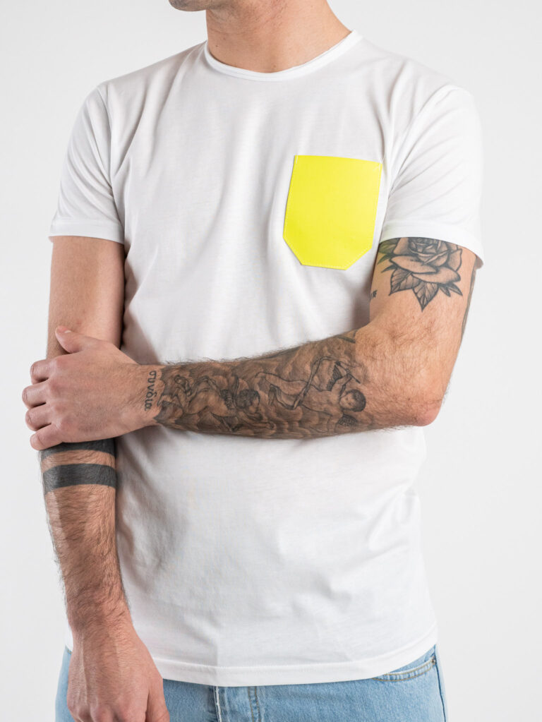 V2 T shirt in cotone con taschino giallo fluo Bianca 1 V2 V2 T-shirt in cotone con taschino giallo fluo Bianca