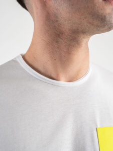 V2 T-shirt in cotone con taschino giallo fluo Bianca (3)