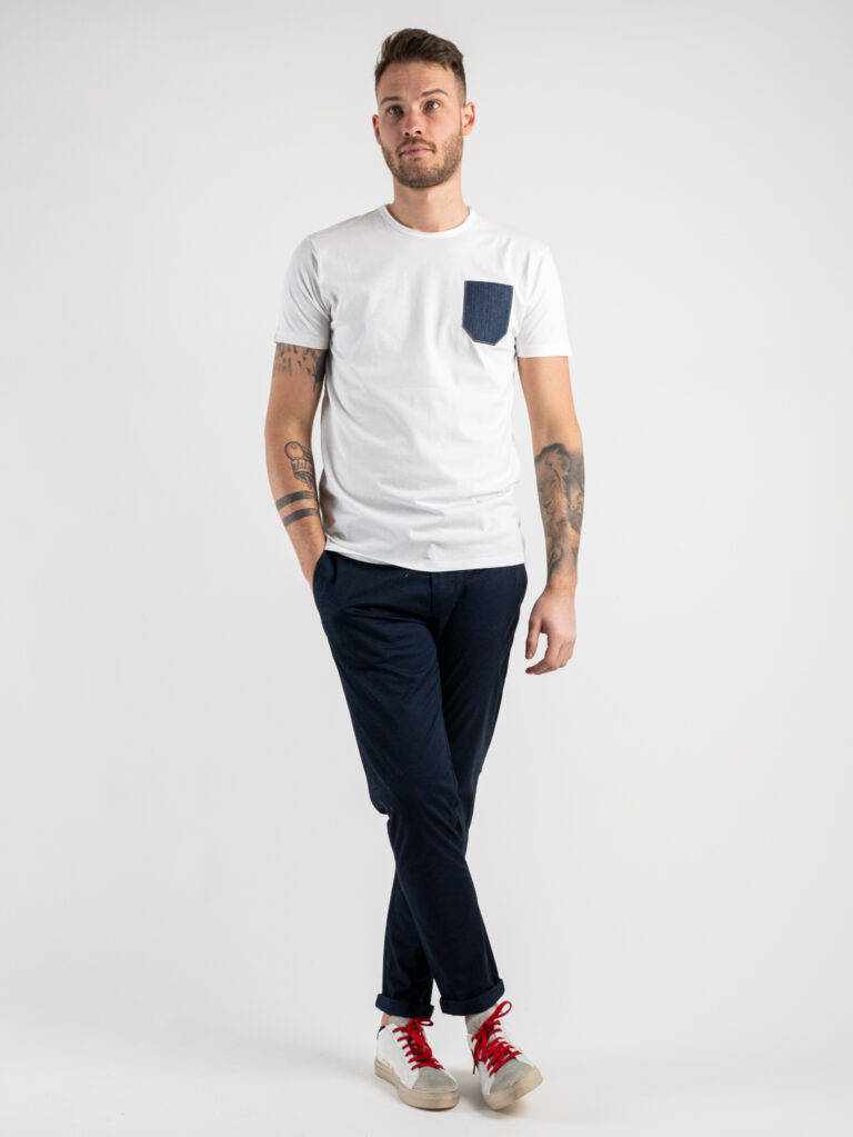 V2 T shirt in cotone con taschino in jeans Bianca 2 V2 V2 T-shirt in cotone con taschino in jeans Bianca