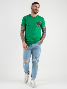 V2 T-shirt in cotone con taschino stampa cocktail Verde1