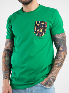 V2 T-shirt in cotone con taschino stampa cocktail Verde2