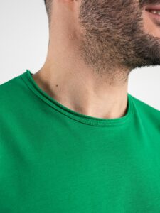 V2 T-shirt in cotone con taschino stampa cocktail Verde3