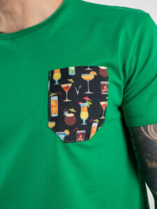 V2 T-shirt in cotone con taschino stampa cocktail Verde4