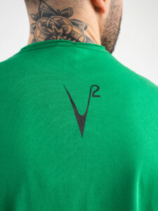 V2 T-shirt in cotone con taschino stampa cocktail Verde5
