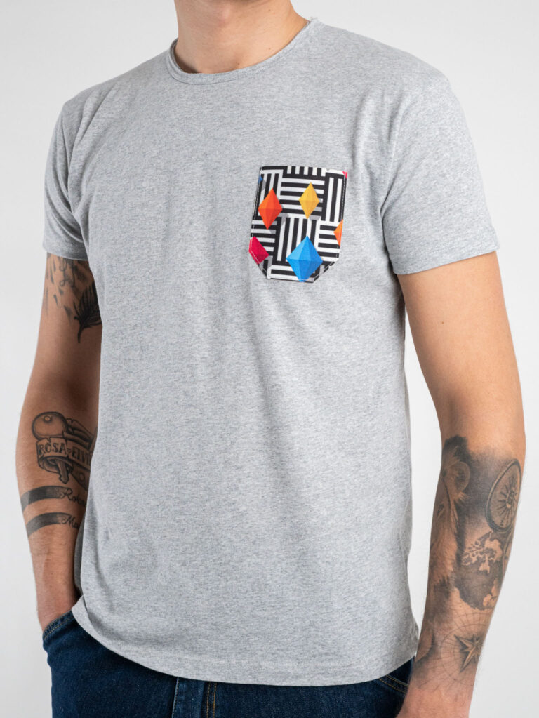 V2 T shirt in cotone con taschino stampa diamanti Grigia 2 V2 V2 T-shirt in cotone con taschino stampa diamanti Grigia