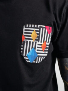 V2 T-shirt in cotone con taschino stampa diamanti Nera1
