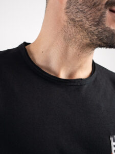 V2 T-shirt in cotone con taschino stampa diamanti Nera3