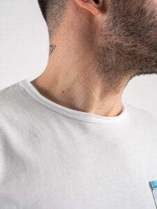 V2 T-shirt in cotone con taschino stampa fluid Bianca4