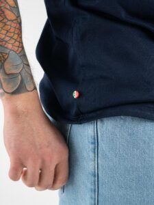 V2 T-shirt in cotone con taschino stampa fluid Blu2