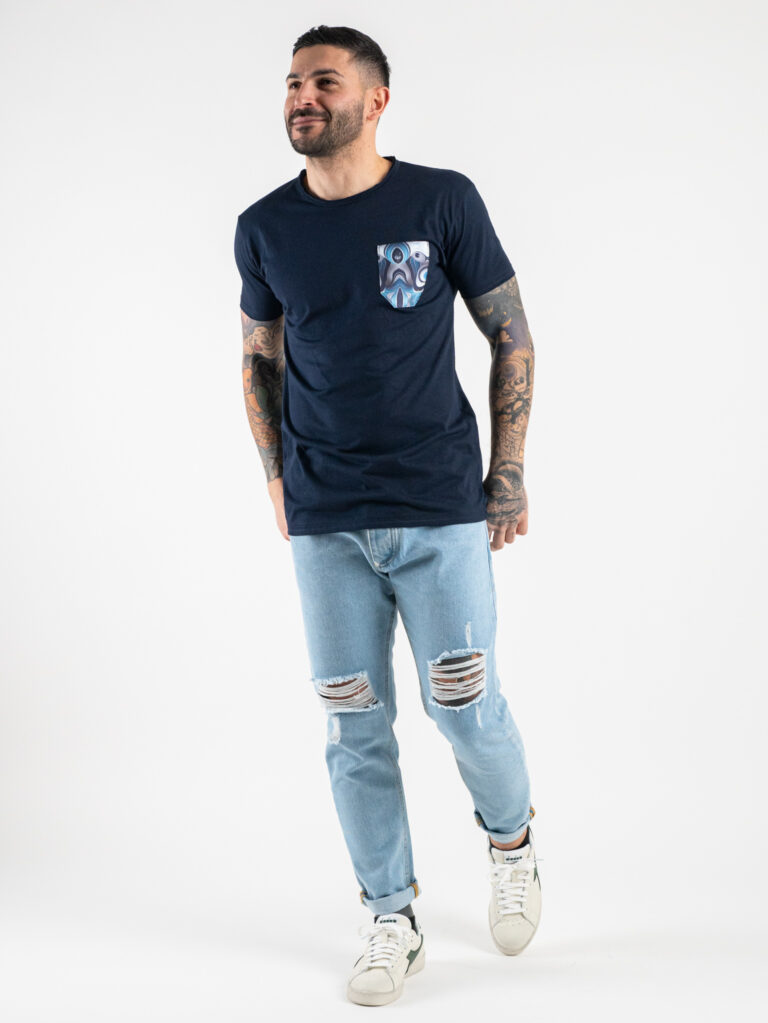 V2 T shirt in cotone con taschino stampa fluid Blu3 V2 V2 T-shirt in cotone con taschino stampa fluid Blu