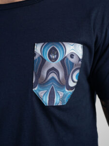 V2 T-shirt in cotone con taschino stampa fluid Blu4