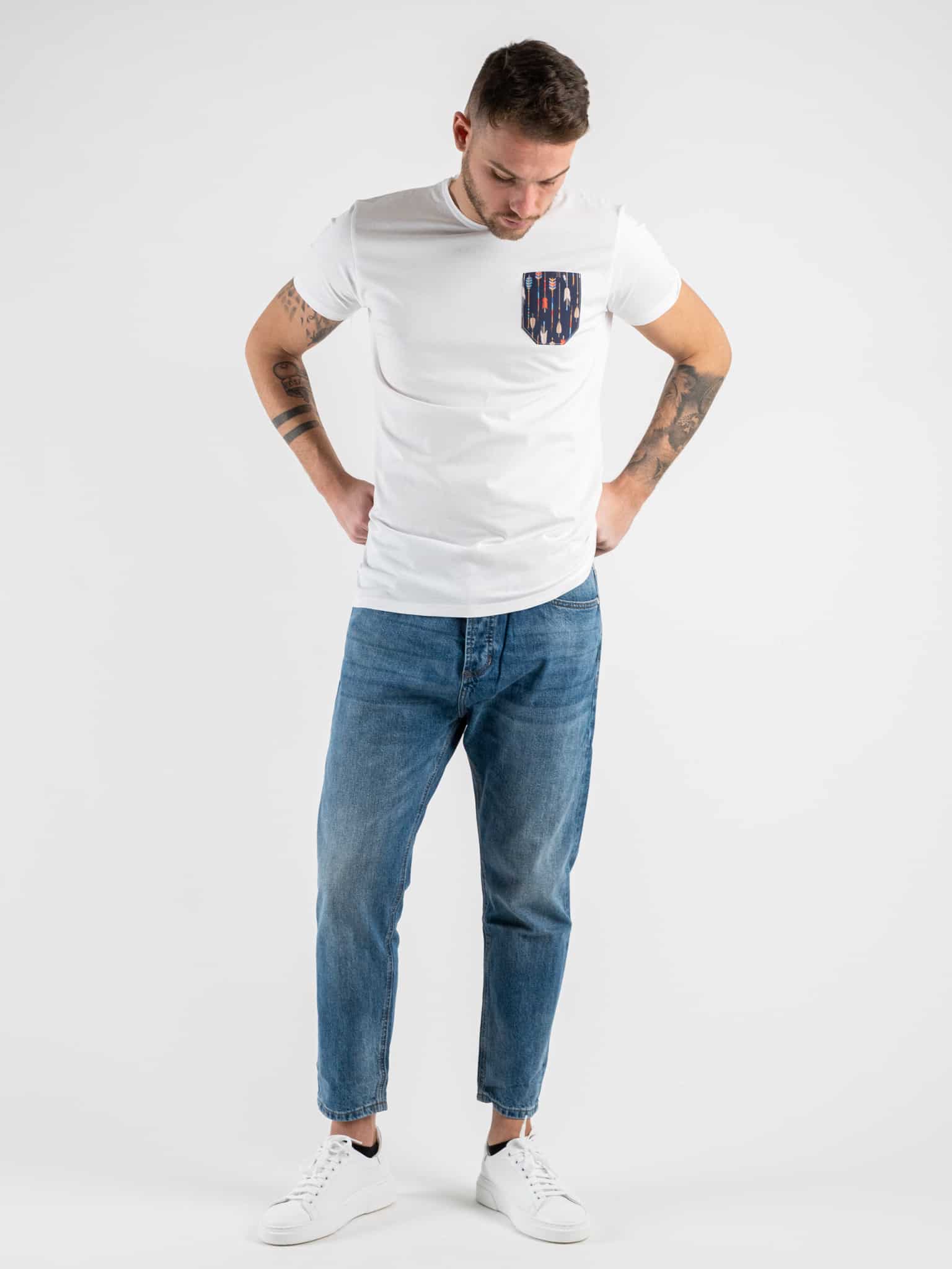 V2 T shirt in cotone con taschino stampa frecce Bianca Prezzo 0 00 Estasi Fashion